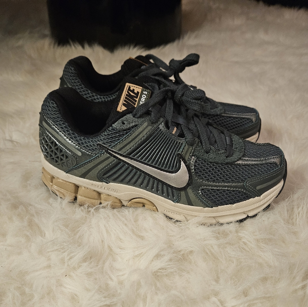 WOMEN’S NIKE ZOOM VOMERO 5 ' VINTAGE GREEN' SZ 7.5